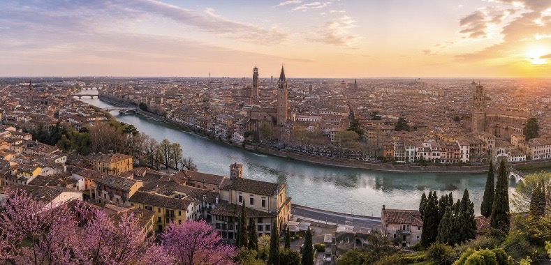 Situada en el corazón de la región del Véneto, la encantadora Verona es una de las ciudades más bellas y románticas de Italia