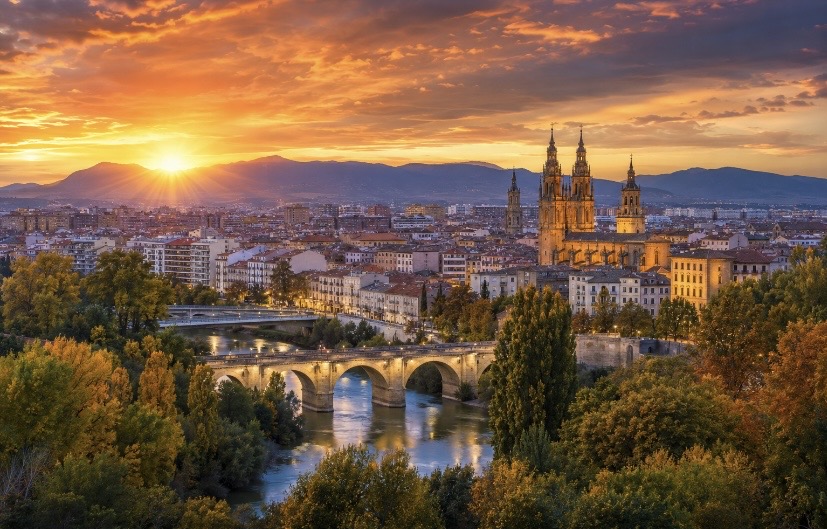 Situada a orillas del río Ebro, Logroño es una ciudad que cautiva por su equilibrio entre historia, cultura, tradición y modernidad